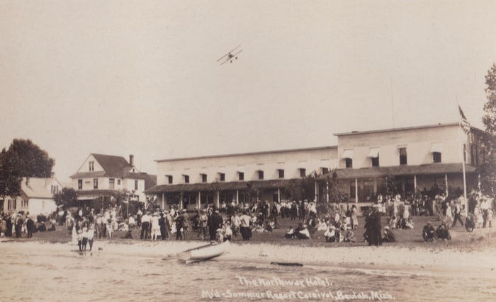 Northway Hotel (Northway Inn) - Old Postcard (newer photo)